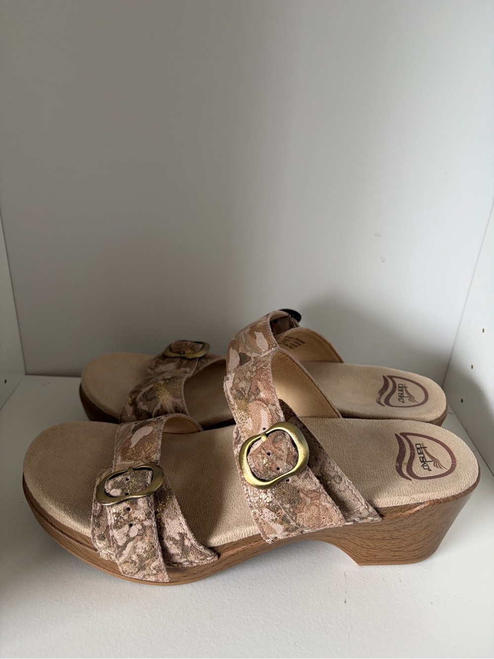 Dansko Sophie Sandals Beige Shimmer and  Floral Women’s Size 39